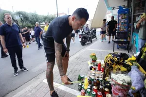 Οι αρχηγοί της ΑΕΚ άφησαν λουλούδια στο σημείο που δολοφονήθηκε ο οπαδός