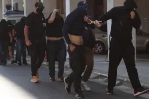 Στην Ευελπίδων οι πρώτοι 30 κατηγορούμενοι για τα επεισόδια και τη δολοφονία του Μιχάλη