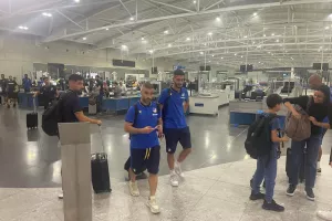 (ΦΩΤΟΣ/ΒΙΝΤΕΟ) Στο αεροδρόμιο η αποστολή του ΑΠΟΕΛ