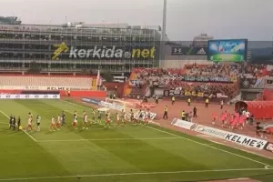 (ΒΙΝΤΕΟ Kerkida/Βοϊβοντίνα-ΑΠΟΕΛ) Η είσοδος των ομάδων