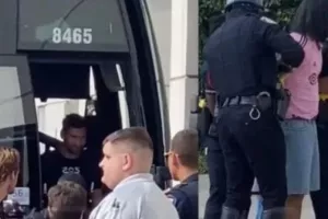 (ΒΙΝΤΕΟ) Θαυμαστής του Μέσι πήγε για αυτόγραφο και κατέληξε με χειροπέδες!