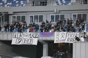(Ντίλα Γκόρι) Πανό υπέρ των χούλιγκαν της Ντινάμο Ζάγκρεμπ!