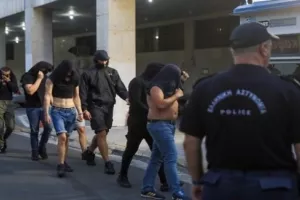 Ποινική δίωξη για 4 κακουργήματα και 7 πλημμελήματα σε βάρος των 104 συλληφθέντων 