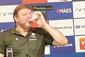 (Προπονητής Gent) Κατέβασε... μπύρα στη διάσκεψη