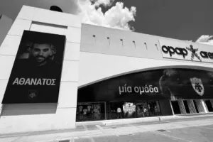 Το πρόσωπο του Μιχάλη στις οθόνες έξω από την OPAP Arena 