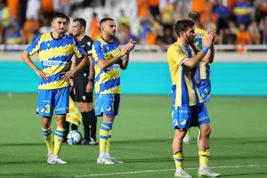 (Βίντεο/Φώτος) Η βραδιά έκλεισε με συνθήματα, "υποκλίθηκαν" Σα Πίντο-παίκτες