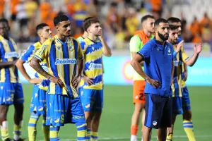 (Βίντεο/Φώτος) Η βραδιά έκλεισε με συνθήματα, "υποκλίθηκαν" Σα Πίντο-παίκτες