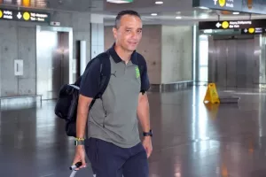 Με μικρή καθυστέρηση "πέταξε" για Ισραήλ (φώτος)