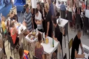 Σερβιτόρος στη Ζάκυνθο έσωσε τη ζωή πελάτισσας που πνιγόταν (βίντεο)