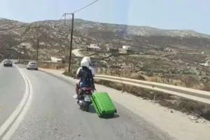Τουρίστες στη Μύκονο έδεσαν βαλίτσα με ροδάκια στο σκούτερ (βίντεο)