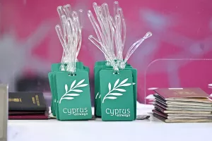 (ΦΩΤΟΣ/ΒΙΝΤΕΟ) Στο αεροδρόμιο η αποστολή του ΑΠΟΕΛ