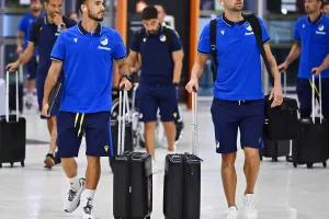 (ΦΩΤΟΣ/ΒΙΝΤΕΟ) Στο αεροδρόμιο η αποστολή του ΑΠΟΕΛ