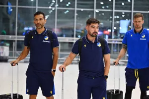 (ΦΩΤΟΣ/ΒΙΝΤΕΟ) Στο αεροδρόμιο η αποστολή του ΑΠΟΕΛ
