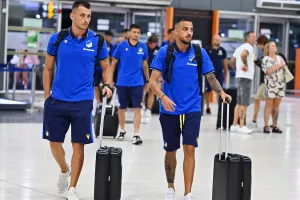 (ΦΩΤΟΣ/ΒΙΝΤΕΟ) Στο αεροδρόμιο η αποστολή του ΑΠΟΕΛ
