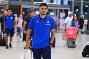 (ΦΩΤΟΣ/ΒΙΝΤΕΟ) Στο αεροδρόμιο η αποστολή του ΑΠΟΕΛ