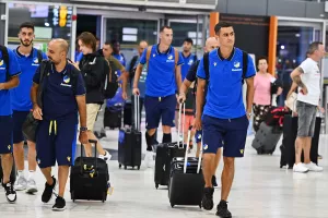 (ΦΩΤΟΣ/ΒΙΝΤΕΟ) Στο αεροδρόμιο η αποστολή του ΑΠΟΕΛ