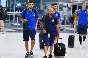 (ΦΩΤΟΣ/ΒΙΝΤΕΟ) Στο αεροδρόμιο η αποστολή του ΑΠΟΕΛ