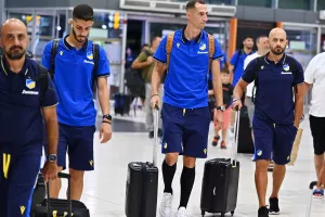 (ΦΩΤΟΣ/ΒΙΝΤΕΟ) Στο αεροδρόμιο η αποστολή του ΑΠΟΕΛ