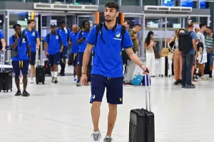(ΦΩΤΟΣ/ΒΙΝΤΕΟ) Στο αεροδρόμιο η αποστολή του ΑΠΟΕΛ