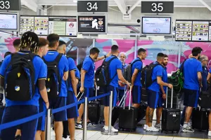 (ΦΩΤΟΣ/ΒΙΝΤΕΟ) Στο αεροδρόμιο η αποστολή του ΑΠΟΕΛ