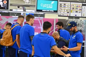 (ΦΩΤΟΣ/ΒΙΝΤΕΟ) Στο αεροδρόμιο η αποστολή του ΑΠΟΕΛ