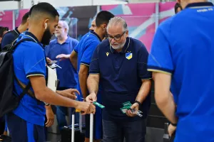 (ΦΩΤΟΣ/ΒΙΝΤΕΟ) Στο αεροδρόμιο η αποστολή του ΑΠΟΕΛ