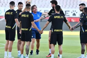 (Βίντεος/Φώτος) Η τελευταία του ΑΠΟΕΛ, "παιχνίδι" Σα Πίντο με τους παίκτες