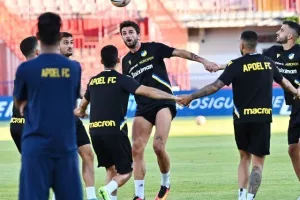 (Βίντεος/Φώτος) Η τελευταία του ΑΠΟΕΛ, "παιχνίδι" Σα Πίντο με τους παίκτες