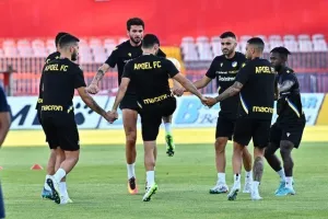 (Βίντεος/Φώτος) Η τελευταία του ΑΠΟΕΛ, "παιχνίδι" Σα Πίντο με τους παίκτες