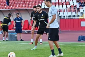 (Βίντεος/Φώτος) Η τελευταία του ΑΠΟΕΛ, "παιχνίδι" Σα Πίντο με τους παίκτες