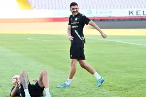 (Βίντεος/Φώτος) Η τελευταία του ΑΠΟΕΛ, "παιχνίδι" Σα Πίντο με τους παίκτες