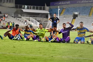 (Βίντεο/Φώτος) Ο Σα Πίντο... απόλαυσε το "πάρτι" παικτών-κόσμου!