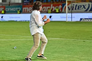 Παθιασμένος Σα Πίντο μπροστά από τους Πορτοκαλί! (φώτος)