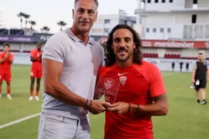 Μαργκάσα: Φανέλα βασικού για τελευταία φορά, τιμήθηκε από Σαλαμίνα και Ανόρθωση (φώτος)