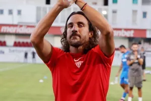Μαργκάσα: Φανέλα βασικού για τελευταία φορά, τιμήθηκε από Σαλαμίνα και Ανόρθωση (φώτος)