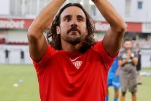 Μαργκάσα: Φανέλα βασικού για τελευταία φορά, τιμήθηκε από Σαλαμίνα και Ανόρθωση (φώτος)