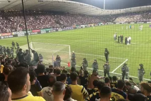 Επεισόδια και προσωρινή διακοπή στο Μάριμπορ - Φενέρ