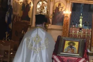 Επεισόδιο έξω από εκκλησία στην Εύβοια για τις νέες ταυτότητες: Γυναίκα χαστούκισε ιερέα, «προδότη, πουλημένε, νεοταξίτη»