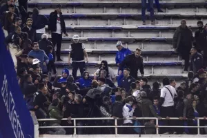 Οπαδοί επιτέθηκαν στους παίκτες απειλώντας τους με όπλο!