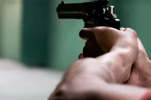 Νεαρός αυτοτραυματίστηκε με όπλο και σκαρφίστηκε ληστεία