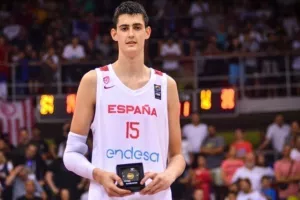 Ο 18χρονος Ισπανός των 220 εκατοστών θα παίξει για το UCLA (βίντεο)