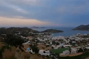 Το ελληνικό νησί που λέει «όχι» σε ξαπλώστρες και ομπρέλες έχει 100% πληρότητα