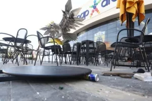 Συγκλονιστική μαρτυρία για τα επεισόδια στη Νέα Φιλαδέλφεια: "Έκοψαν το αυτί του φίλου μου"