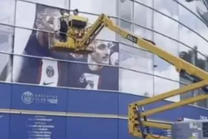 (ΒΙΝΤΕΟ) Η Παρί αφαιρεί τη γιγαντοαφίσα του Μπαπέ από το "Παρκ Ντε Πρενς"