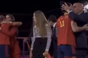 Σάντσες για το φιλί του Ρουμπιάλες στην Ερμόσο: «Κάποιες απαράδεκτες συμπεριφορές δείχνουν...»