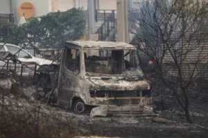 Ακόμα οκτώ απανθρακωμένοι άνθρωποι εντοπίστηκαν στο δάσος της Δαδιάς: Τουλάχιστον 26 οι σοροί!