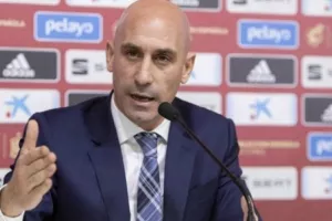 Η FIFA ανοίγει πειθαρχική έρευνα για τον Ρουμπιάλες μετά το φιλί στην Ερμόσο