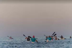 ΦΩΤΟΣ / Τίμησαν τη μνήμη των 13 θυμάτων στο Μαρί με κανό καγιάκ