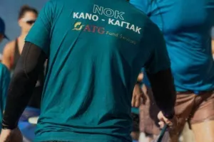 ΦΩΤΟΣ / Τίμησαν τη μνήμη των 13 θυμάτων στο Μαρί με κανό καγιάκ