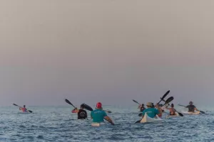 ΦΩΤΟΣ / Τίμησαν τη μνήμη των 13 θυμάτων στο Μαρί με κανό καγιάκ